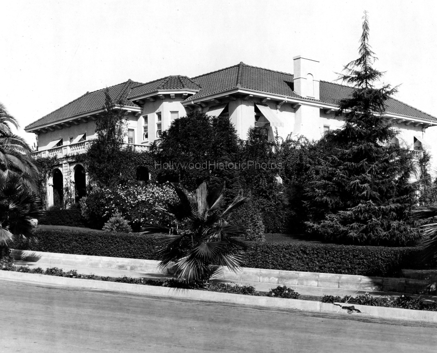 Gloria Swanson Estate 1922 904 N Crescent Dr.jpg
